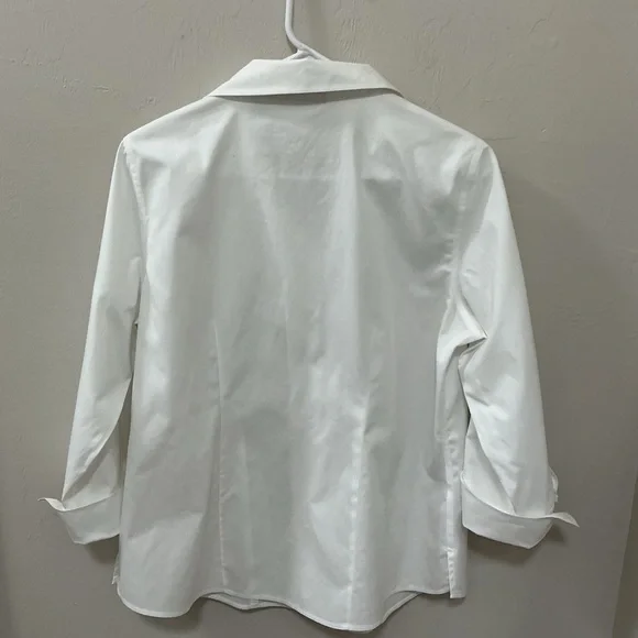 Chico’s White Button Front Ladies 3/4 cuffed Sleeve Blouse Size 1 no iron - Picture 2 of 3